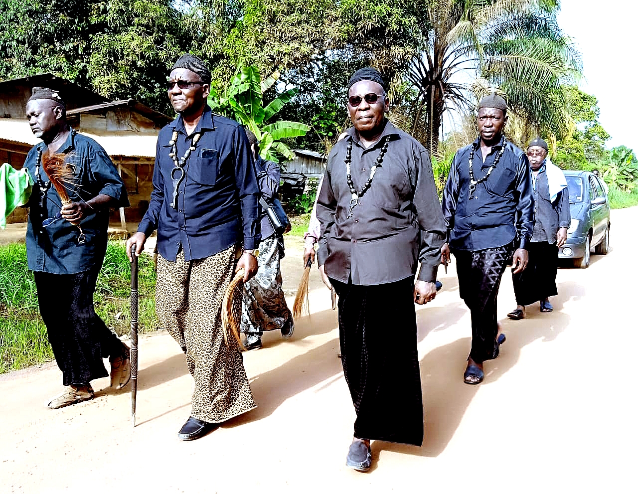 Les chefs traditionnels du canton Bakoko Moungo dans la forêt sacrée